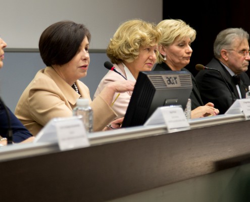 S leva na desno: Maja Piščević, izvršna direktorka AMeričke privredne komore, dr Dragana Milutinović, predsednica Skupštine Asocijacije, dr Jasmina Knežević, predsednica Etičkog odbora Asocijacije, prof. dr Slaveno Grgurević, direktor Unije poslodavaca Srbije